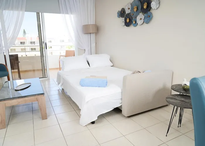 Narcissos 'nissi Beach' E9 *